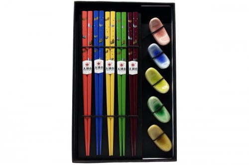 Coffret 5 paires de baguettes bois coloré, thème « papillon » avec porte-baguettes « galet » Coffret 5 paires de baguettes bois coloré, thème « papillon » avec porte-baguettes « galet »