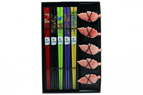 Coffret 5 paires de baguettes bois coloré, thème « fleurs » avec porte-baguettes « feuille » Coffret 5 paires de baguettes bois coloré, thème « fleurs » avec porte-baguettes « feuille »