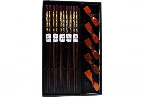 Coffret 5 paires de baguettes bois foncé, thème « nature » avec porte-baguettes en bois Coffret 5 paires de baguettes bois foncé, thème « nature » avec porte-baguettes en bois